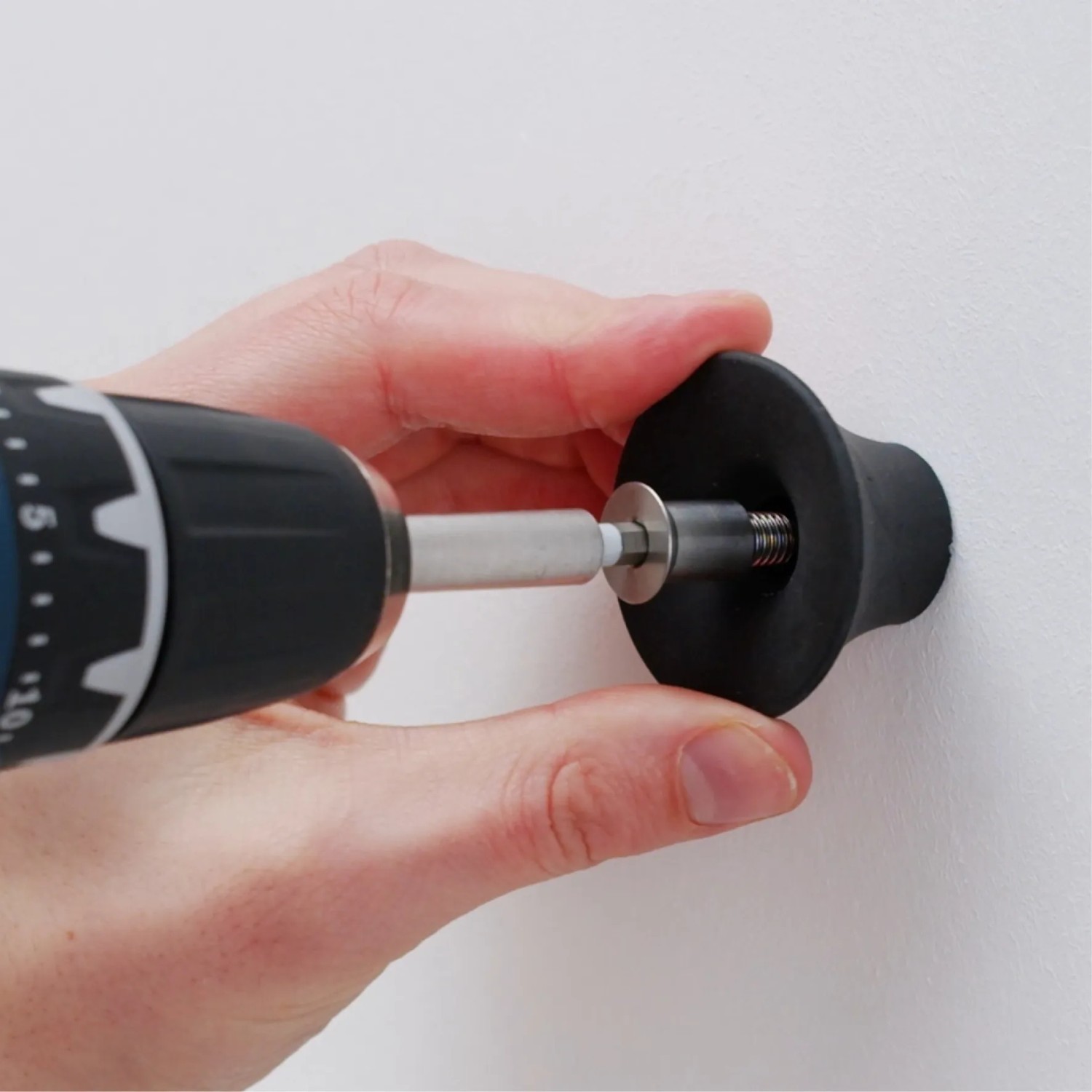 Montage des taupefarbenen Wagner Wandhakens Hooks4home Tulip mit Schraubenzieher.