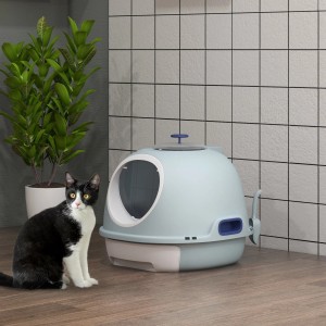 PawHut Katzentoilette mit Dachfenster, hellblau, mit Katze davor.