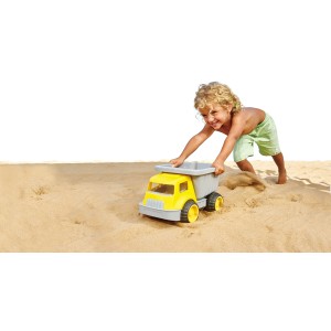 Hape Sandlaster E4084 im Sand mit Kind. Gelber Spielzeug-LKW für Sandkasten und Strand.