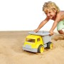 Hape Sandlaster E4084 im Sand mit Kind. Gelber Spielzeug-LKW für Sandkasten und Strand.