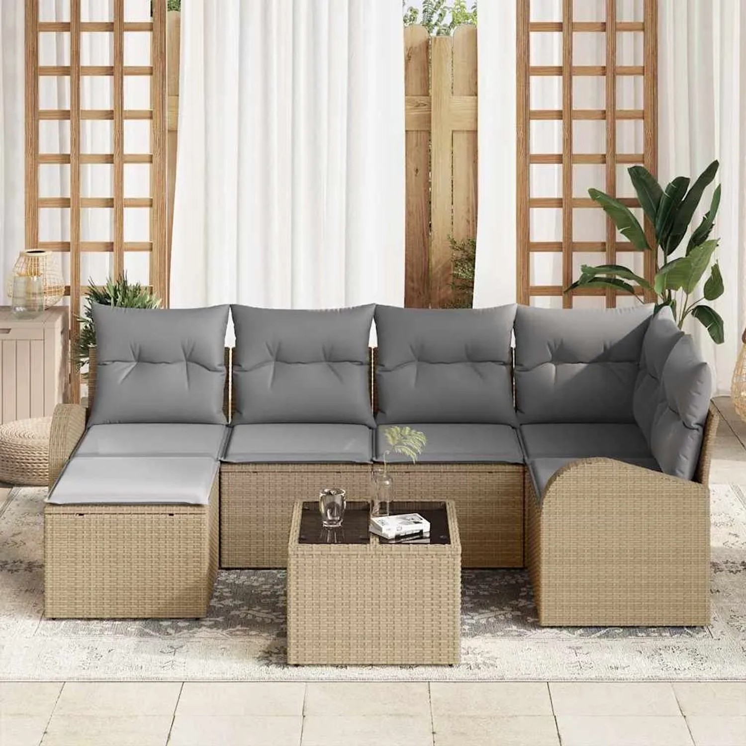Beiges 7-teiliges vidaXL Garten-Sofa-Set aus Poly Rattan mit grauen Kissen und Tisch.
