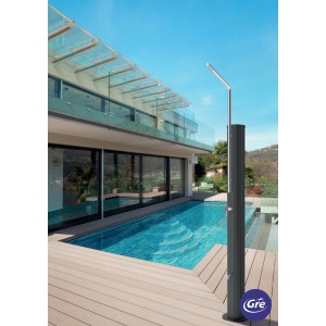 Schwarze Gre Solardusche aus Aluminium (30 l) neben Pool im Garten.