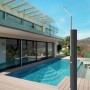 Schwarze Gre Solardusche aus Aluminium (30 l) neben Pool im Garten.