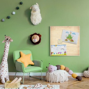 Banjado Magnettafel 50x50 cm mit Kinderzeichnungen als Wanddeko im Kinderzimmer.