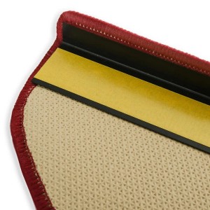 Detailaufnahme: Rote, halbrunde Karat Stufenmatte Via Veneto mit Klebestreifen.