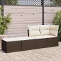 Braune 2-teilige Garten-Sofagarnitur aus Rattan mit cremefarbenen Kissen.