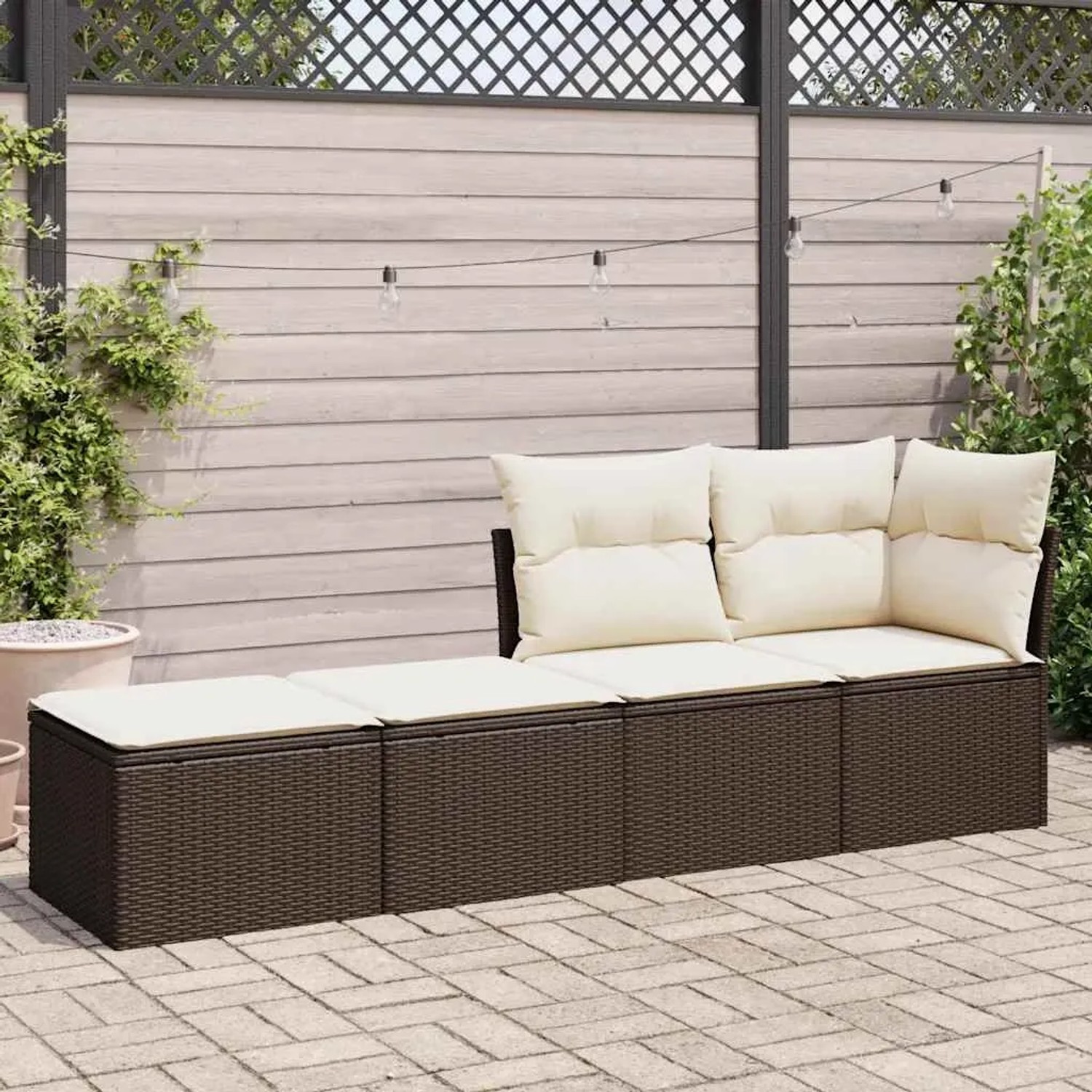 Braune 2-teilige Garten-Sofagarnitur aus Rattan mit cremefarbenen Kissen.