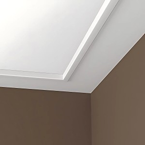 Weiße PROFHOME Eckleiste aus Polyurethan als Deckenleiste im Raum.