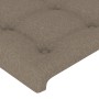 Detailaufnahme: Taupefarbenes Bettgestell mit Stoffbezug und Knopfheftung.