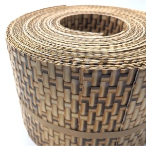 Aufgerollter zaunzu Rattan Sichtschutz in Stroh-Optik für Doppelstabmatten.