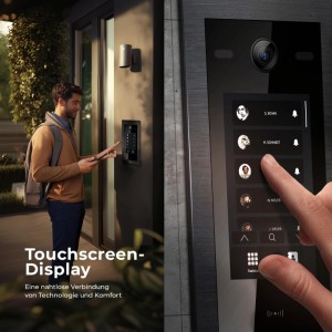 Balter EVO HD Touch Video Türsprechanlage mit 7-Zoll-Touchscreen. Mann bedient das schwarze System am Einfamilienhaus. Kamera, RFID, App.