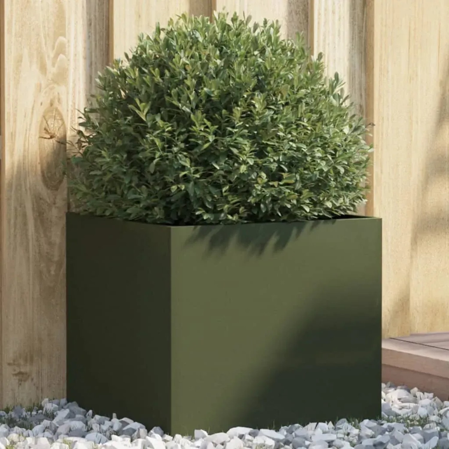 Olivgrüner Pflanzkübel aus Stahl, quadratisch, mit grüner Pflanze im Garten auf Kies. Ideal für Balkon & Terrasse.