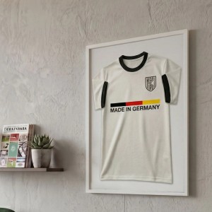 Weißer Trikot-Rahmen 50x70 cm aus Echtholz für Kindertrikots und Fan-Shirts.