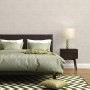 Schlafzimmer mit weißer Vliestapete Trendwall 2 mit Blumenmuster und Vintage-Look.