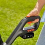 Detailaufnahme des Gardena Akku-Trimmer EasyCut 23/18V P4A Solo mit Akku und Bedienelementen.