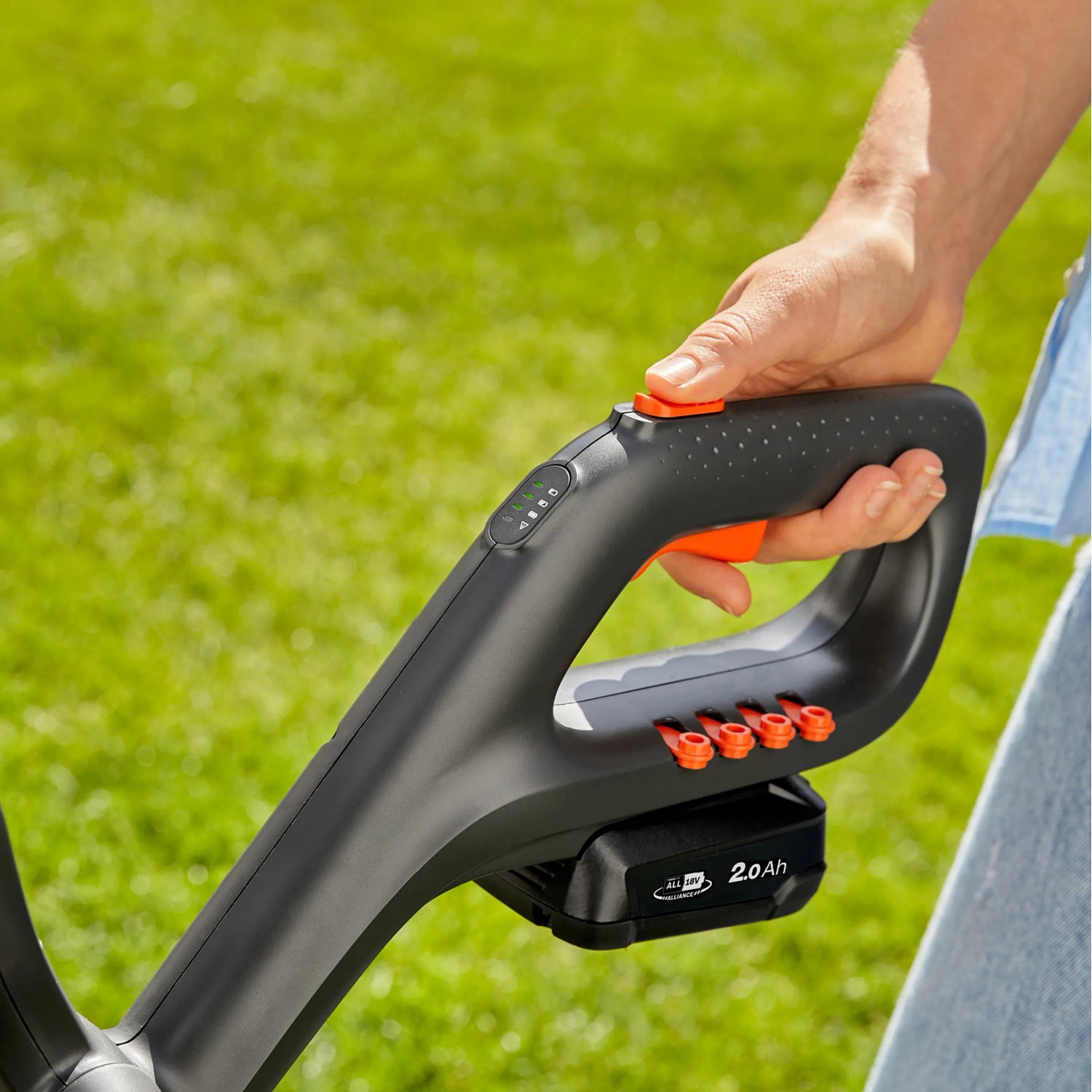 Detailaufnahme des Gardena Akku-Trimmer EasyCut 23/18V P4A Solo mit Akku und Bedienelementen.