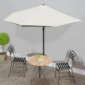 Sandfarbener halbrunder Balkon-Sonnenschirm mit dunklem Alu-Mast auf Terrasse. Spendet Schatten.