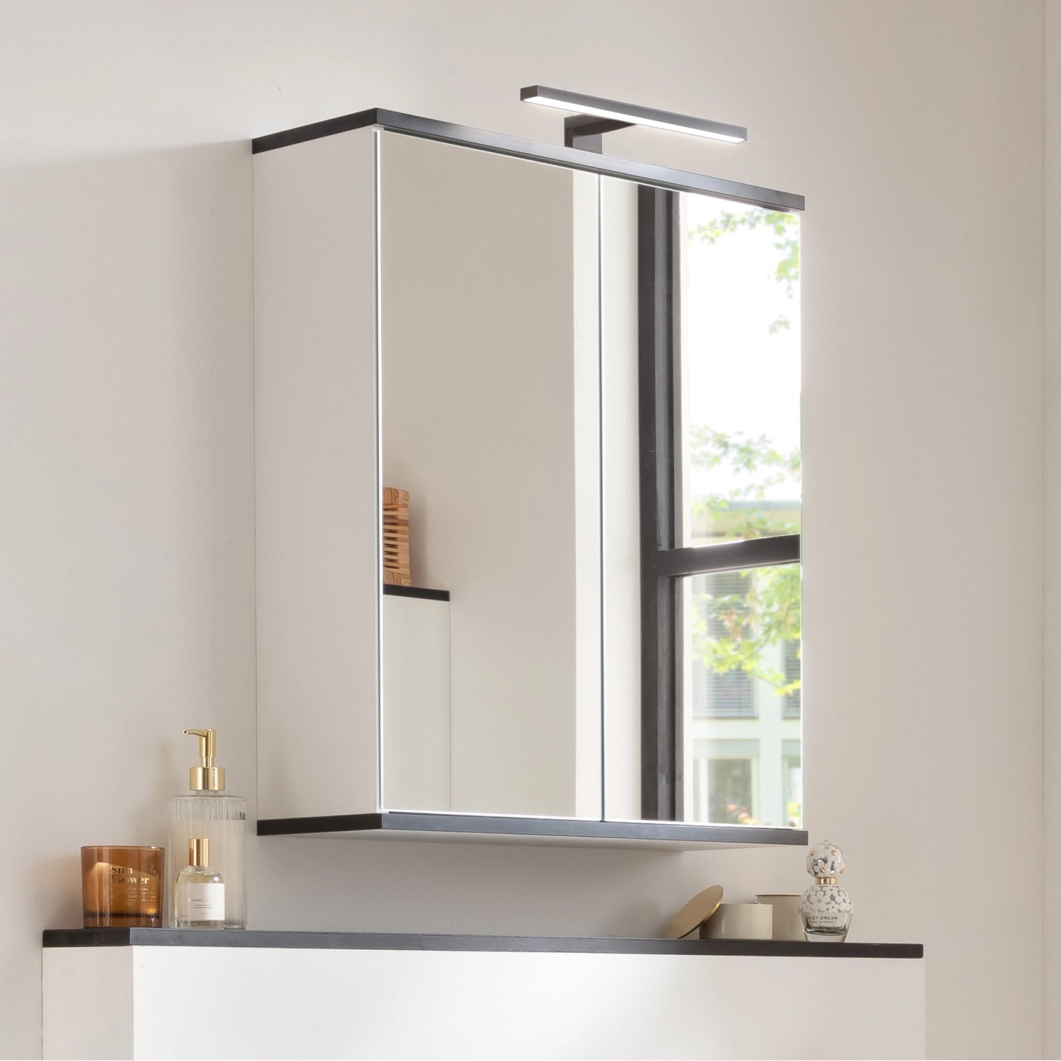 Fackelmann LED-Aufsatzleuchte, 30cm, Schwarz Matt, montiert auf einem Spiegelschrank im Badezimmer.