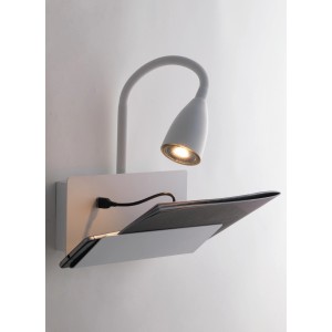 Weiße Luce Design Wandleuchte mit flexiblem Arm, USB-Anschluss und Ablage.