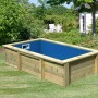 Karibu Holzpool Triton, kesseldruckimprägniert, mit blauer Folie und Leiter im Garten.