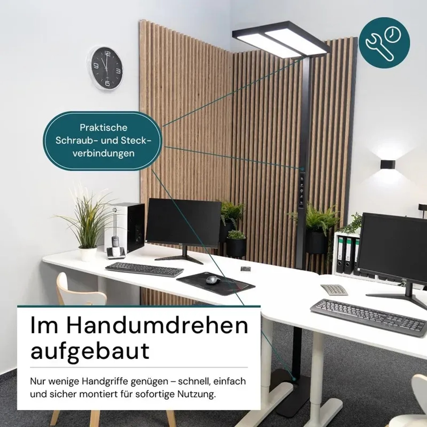 Schwarze LUXULA LED Bürostehleuchte mit Doppelkopf an Schreibtisch im Büro.