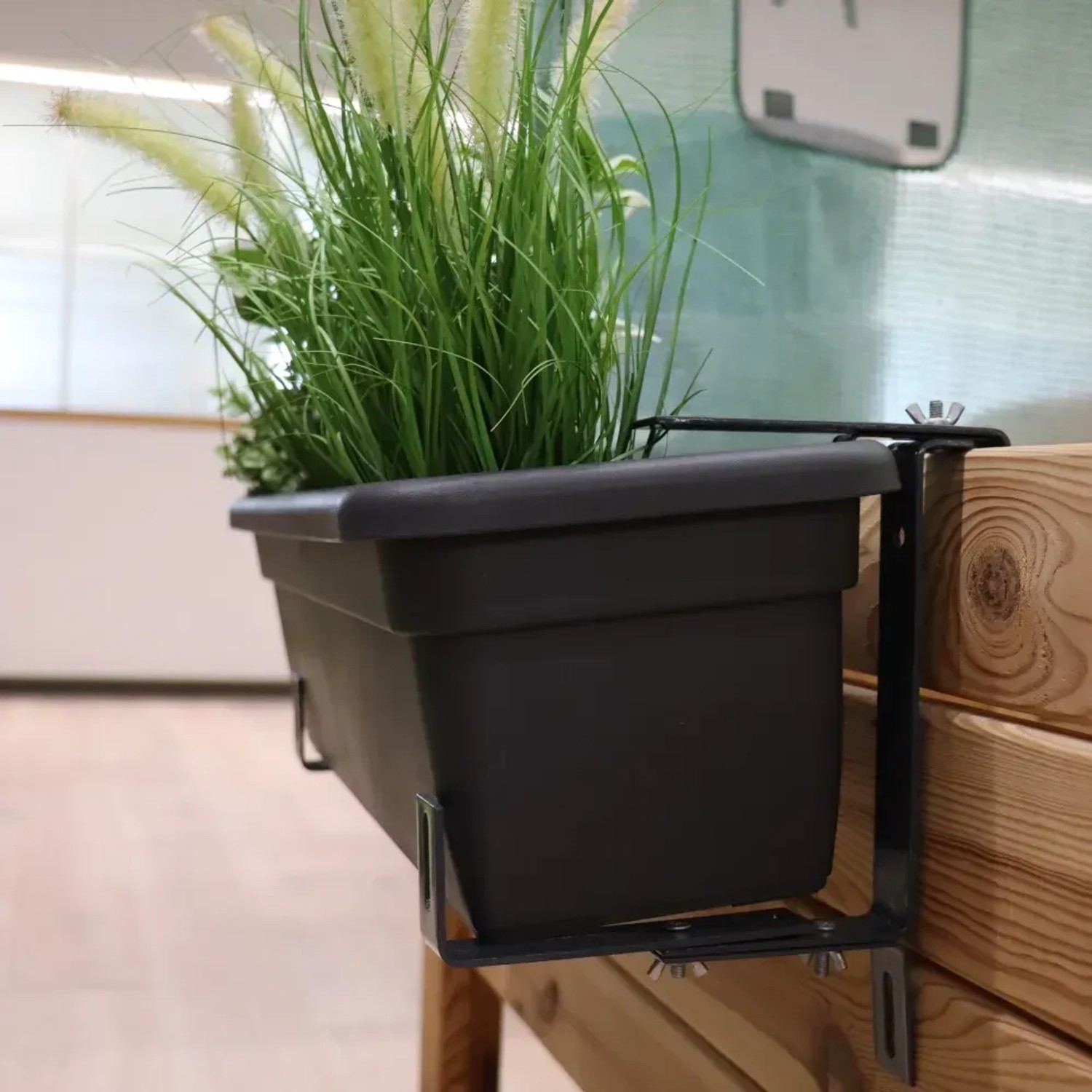 Brauner Siena Garden Blumenkastenhalter Gigant mit bepflanztem Kasten am Geländer.