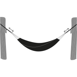 Schwarze Hängematte mit T-Strap Hängegurt-Set zwischen zwei Bäumen.