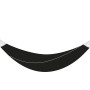 Schwarze Hängematte mit T-Strap Hängegurt-Set zwischen zwei Bäumen.