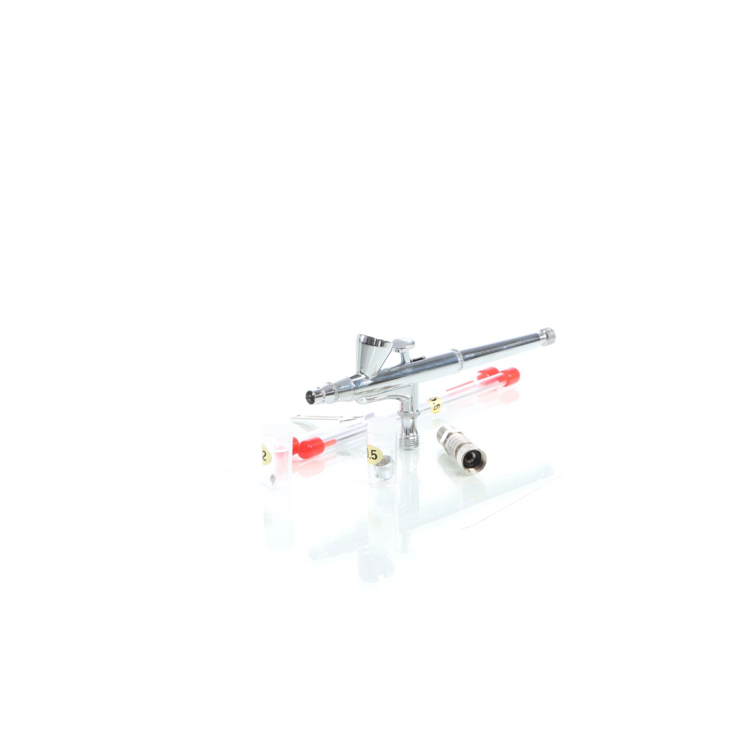 Silberne Wiltec Airbrush Pistole Typ 136T Double Action mit Düsen 0,2-0,5mm auf weißem Grund.