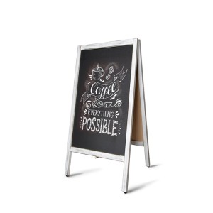 KARAT Kundenstopper Kreidetafel mit weißem Holzrahmen und Kreidebeschriftung.