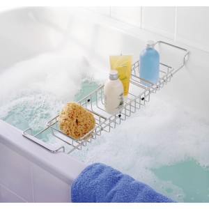 Wenko Badewannenbrücke ausziehbar mit Badutensilien auf einer Badewanne.