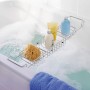 Wenko Badewannenbrücke ausziehbar mit Badutensilien auf einer Badewanne.