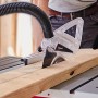 Einhell Kreissägeblatt HM Ø 250 mm im Einsatz beim Sägen von Holz auf einer Tischkreissäge.