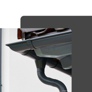 Anthrazitfarbener Zambelli Einhangstutzen für halbrunde Metall-Dachrinnen und Fallrohre, verzinkt.