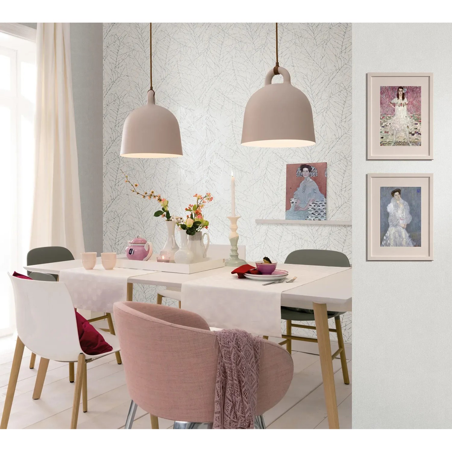 Esszimmer mit grauer Marburg Vliestapete Belinda Nov Uni, floralem Muster und modernen Lampen.