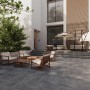 Terrassenplatten Feinsteinzeug Ardesia Schwarz, 60x60 cm, im Außenbereich verlegt.