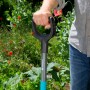 Gardena ClassicLine Spaten mit D-Griff im Einsatz im Garten.