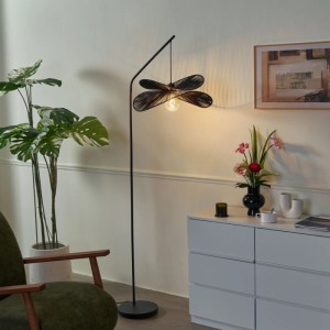 Schwarze Art Deco Stehleuchte „Nest“ von QAZQA mit schwarzem Schirm im Wohnraum.
