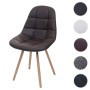 Brauner Esszimmerstuhl aus Kunstleder mit gesteppter Rückenlehne und Sitzfläche, auf hellen Holzbeinen im Retro-Design.