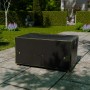 Schwarze Juskys Gartenmöbel Abdeckung CoverSafe Pro 170x95x75 cm auf einer Terrasse.
