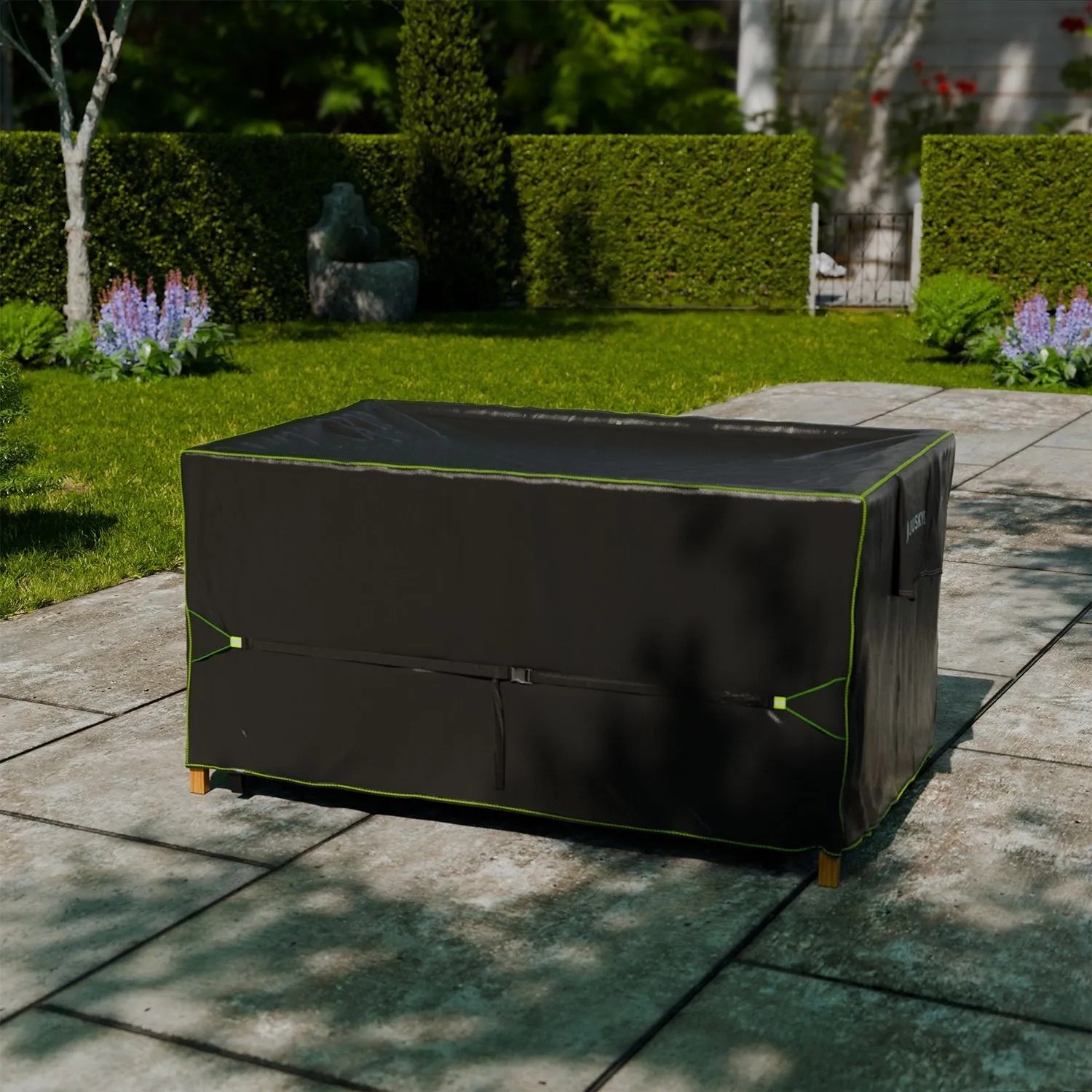 Schwarze Juskys Gartenmöbel Abdeckung CoverSafe Pro 170x95x75 cm auf einer Terrasse.