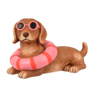 Brauner Dackel Gartendekoration mit rosa Schwimmring und Sonnenbrille. Verspielte Hundestatue für Outdoor Living.