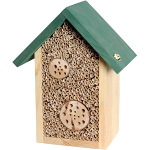 Insektenhotel aus Holz für Wildbienen und Grabwespen zum Stellen, mit grünem Dach und Schilf-Füllung.