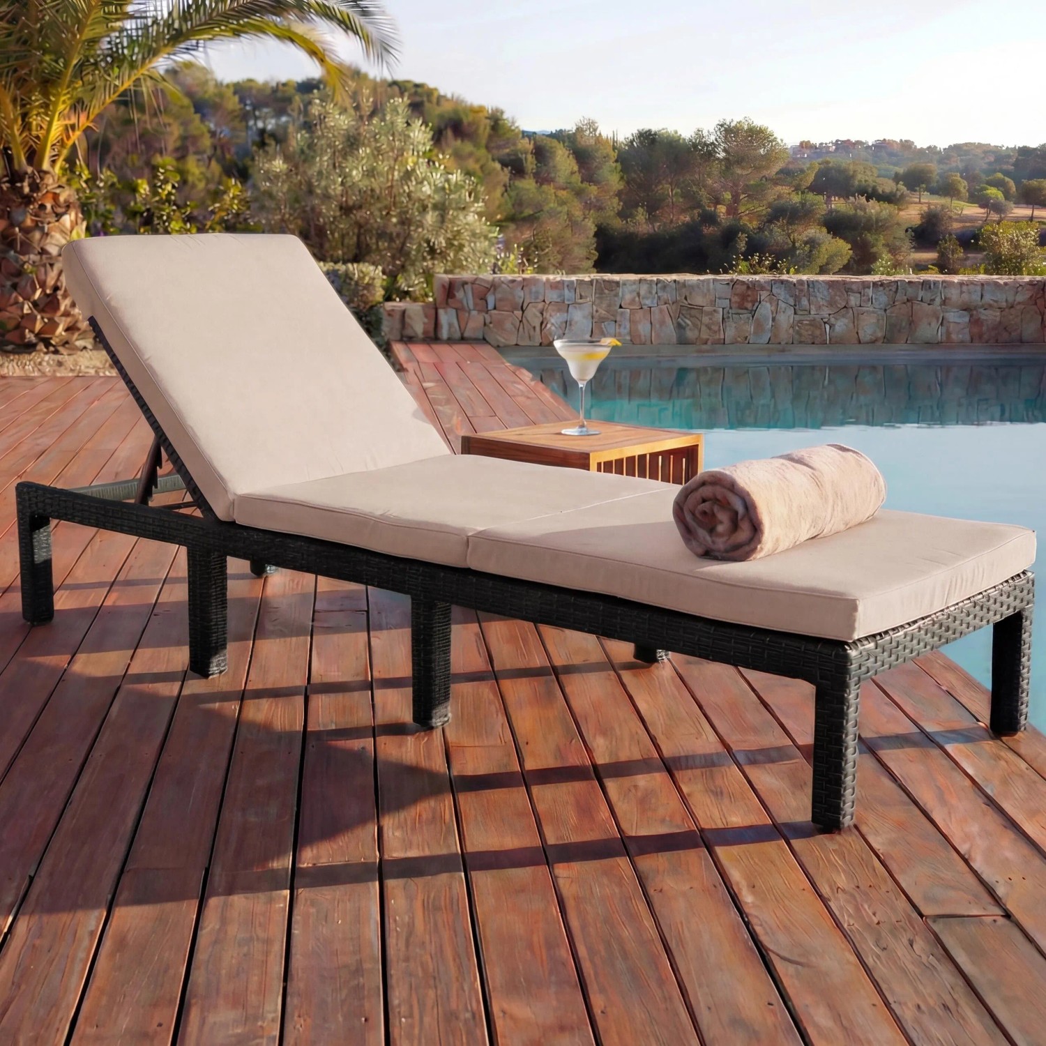 MCW Poly-Rattan Sonnenliege Anthrazit mit cremefarbenem Kissen am Pool. Verstellbare Gartenliege für Entspannung.