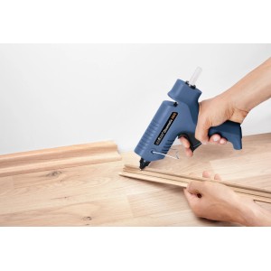 Anwendung: Steinel Heißklebepistole mit Ultra Power Klebesticks zum Verkleben von Holzleisten.