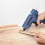 Anwendung: Steinel Heißklebepistole mit Ultra Power Klebesticks zum Verkleben von Holzleisten.