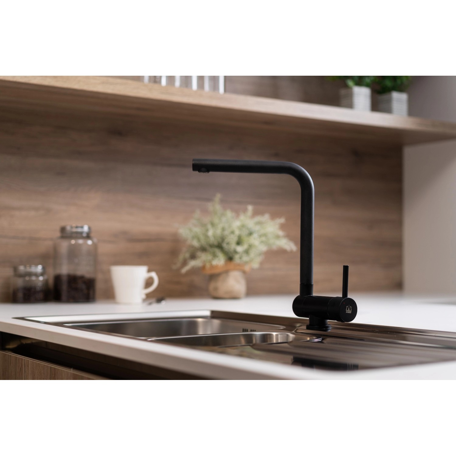 Schwarze VIZIO Küchenarmatur für Vorfenster-Montage, umklappbar und 360° schwenkbar.