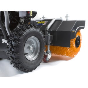 Stiga SWS 800 GE Benzin-Kehrmaschine mit Elektrostart, Detailansicht von Reifen und Bürste.