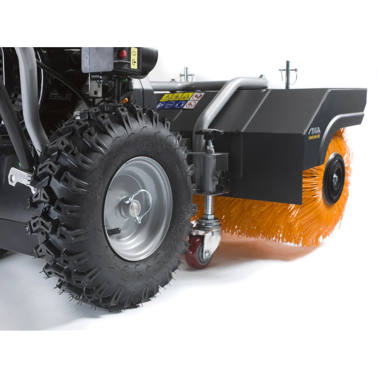 Stiga SWS 800 GE Benzin-Kehrmaschine mit Elektrostart, Detailansicht von Reifen und Bürste.