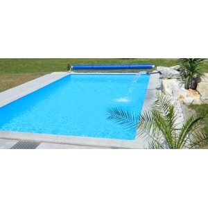 Rechteckiger, blauer Styropor Pool-Set Classic de Luxe mit Poolabdeckung und Wasserfall im Garten.